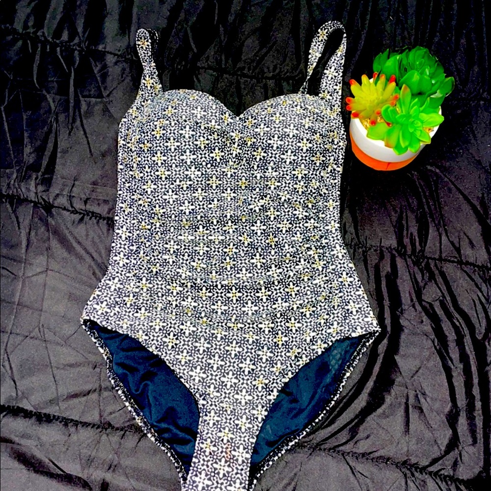 Nip Tuck One Piece Swim Size 6